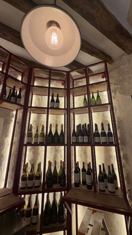Des vins gardés dans une tour médiévale — Hôtel au Coche de Briare, Montargis