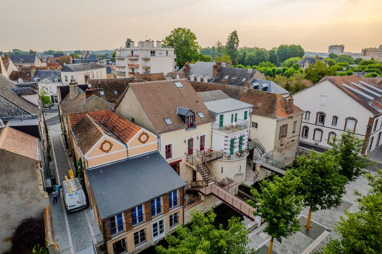 Une tour médiévale transformée en cave — Hôtel au Coche de Briare, Montargis